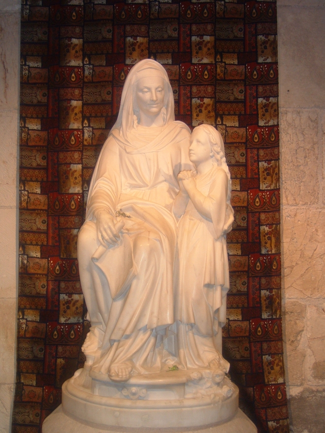 Святая Анна с Девой Марией. Статуя в базилике святой Анны, построенной, по католическому преданию, на месте дома Иоакима и Анны. Старый город Иерусалима.