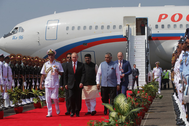 Президент РФ Владимир Путин во время встречи на лётном поле индийского аэропорта Даболим в штате Гоа.