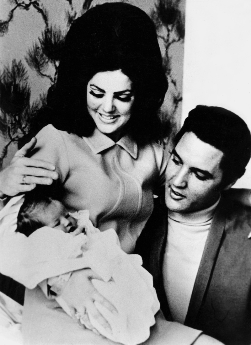 Элвис и Присцилла Пресли с дочерью Лизой Марией. 1968 год.
