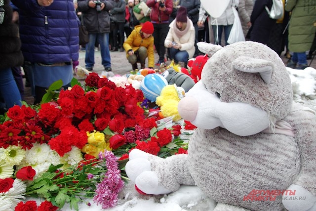 свеча памяти трагедия в кемерово акция митинг цветы траурный сбор новосибирск