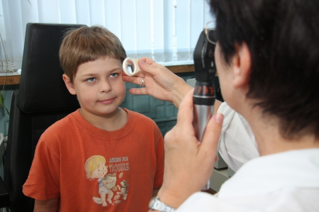 Школьная нагрузка негативно влияет и на зрение детей.