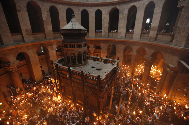 Ротонда храма Воскресения Христова в Великую субботу. Благодатный огонь.