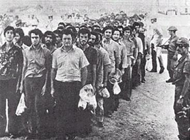 Заключенные киприоты-греки отправлены в лагеря Адана в Турции.