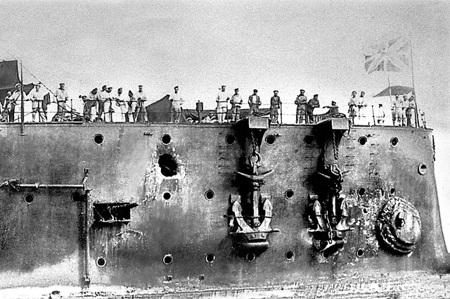 Пробоины в корпусе крейсера «Аврора» после Цусимской битвы.