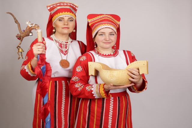 Председатель национально-культурной автономии мордвы в Татарстане Наталья Сабитова (слева) часто надевает эрзянский костюм.. 