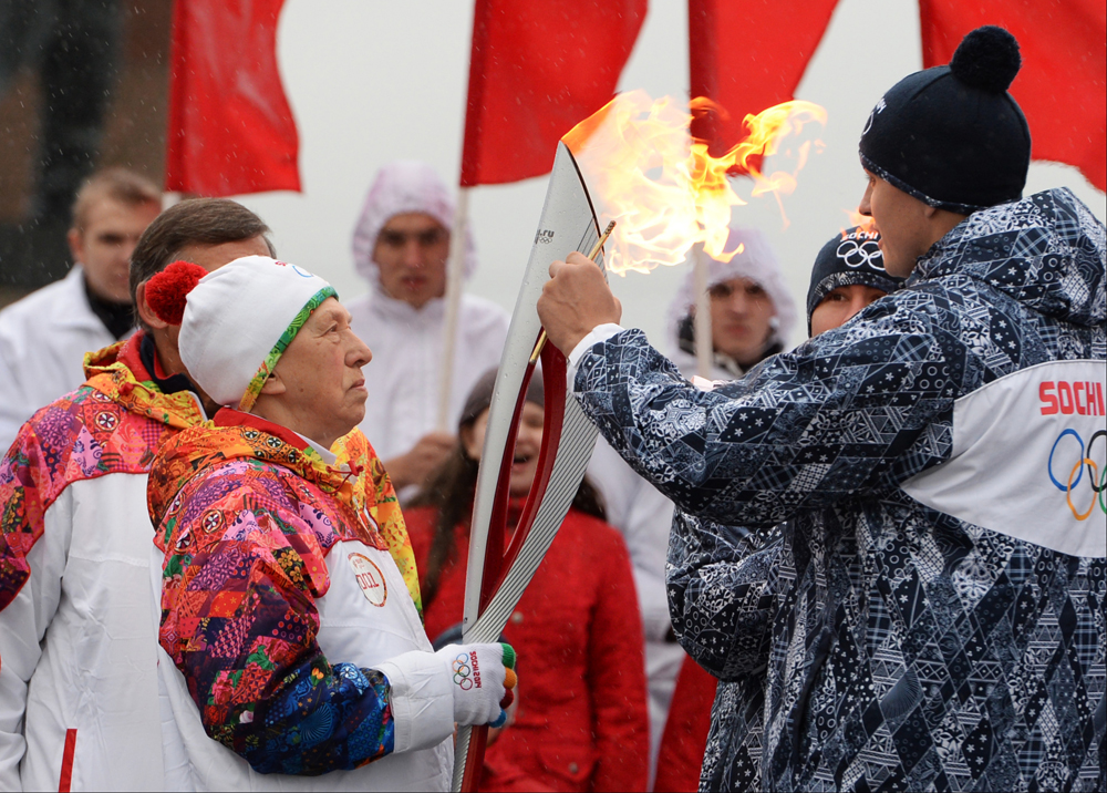 Олимпийская чемпионка по легкой атлетике Галина Зыбина (слева) во время эстафеты Олимпийского огня в Санкт-Петербурге, 2013 г.