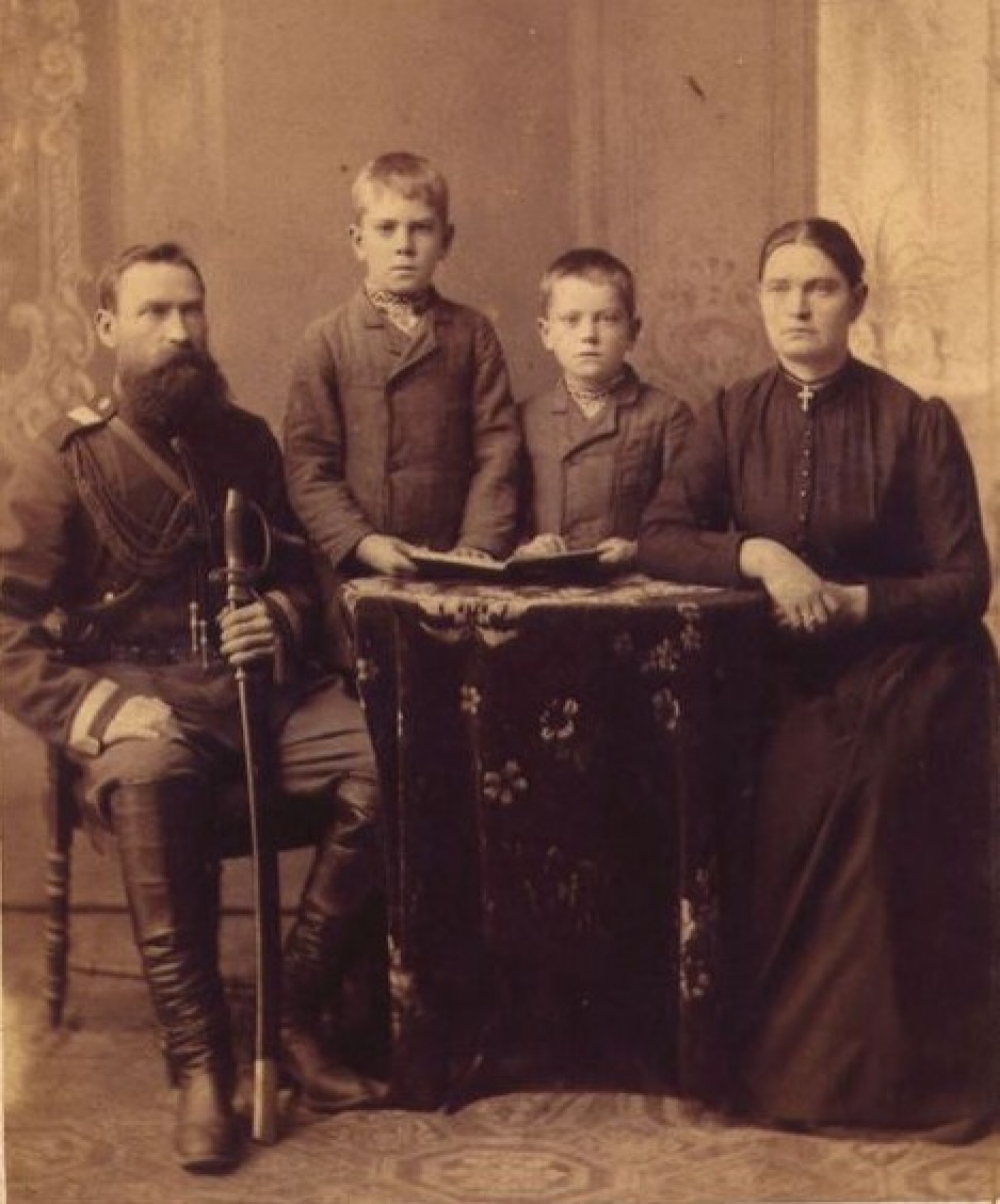 Унтер-офицер железнодорожной жандармерии Я. С. Власов с семьёй, 1890-е гг.