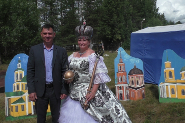 Глава Спировского муниципального округа Дмитрий Михайлов на празднике в деревне Козлово.