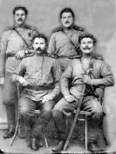 Прадед Венкова, приказной лейб-гвардии казачьего полка Аристарх Борщёв (справа внизу). 1915 г.