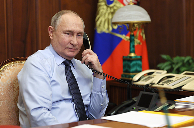 Президент РФ Владимир Путин говорит по телефону с Никитой Мирошниченко. 