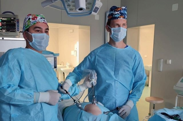 Во время операции, Ильдар Абызов - справа.