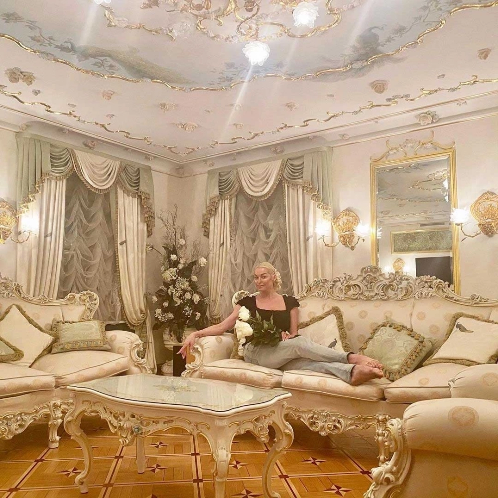 Анастасия в интерьере.