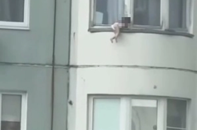 ребенок практически полностью высунулся из окна 12-го этажа