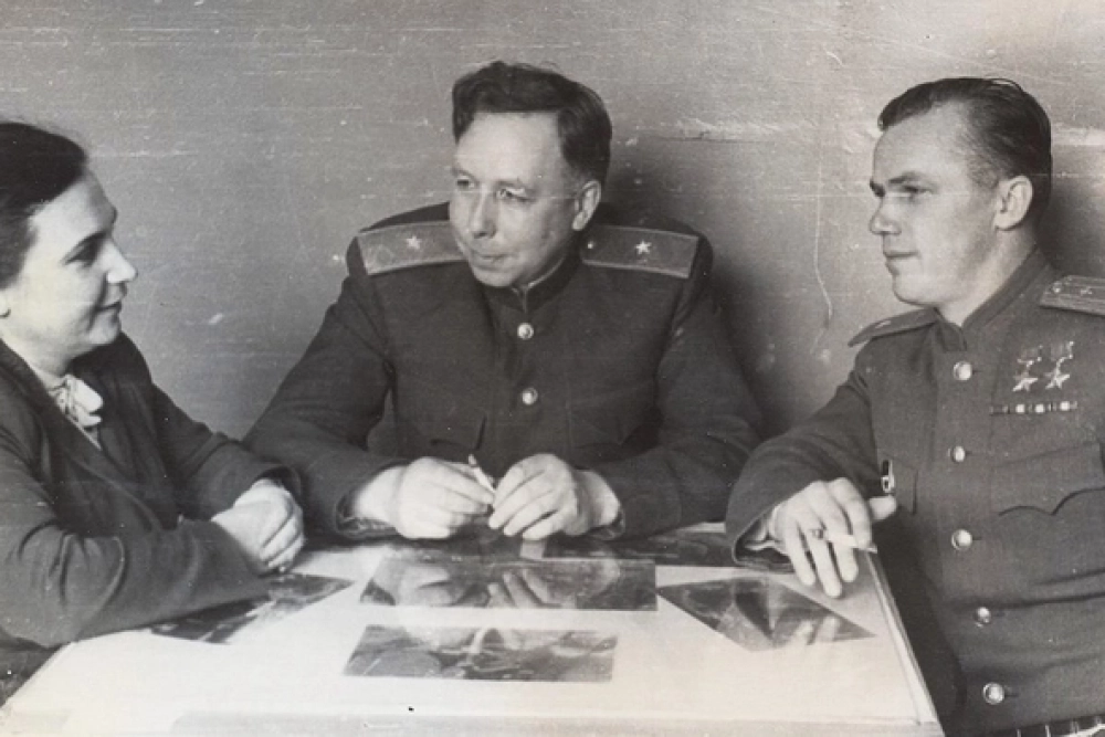 Супруги Лавочкины и лётчик Иван Кожедуб, 1945 год.