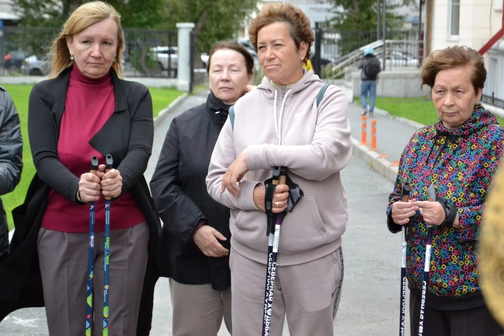 Перед тем, как начать заниматься северной ходьбой, лучше найти тренера, который покажет правильную технику.