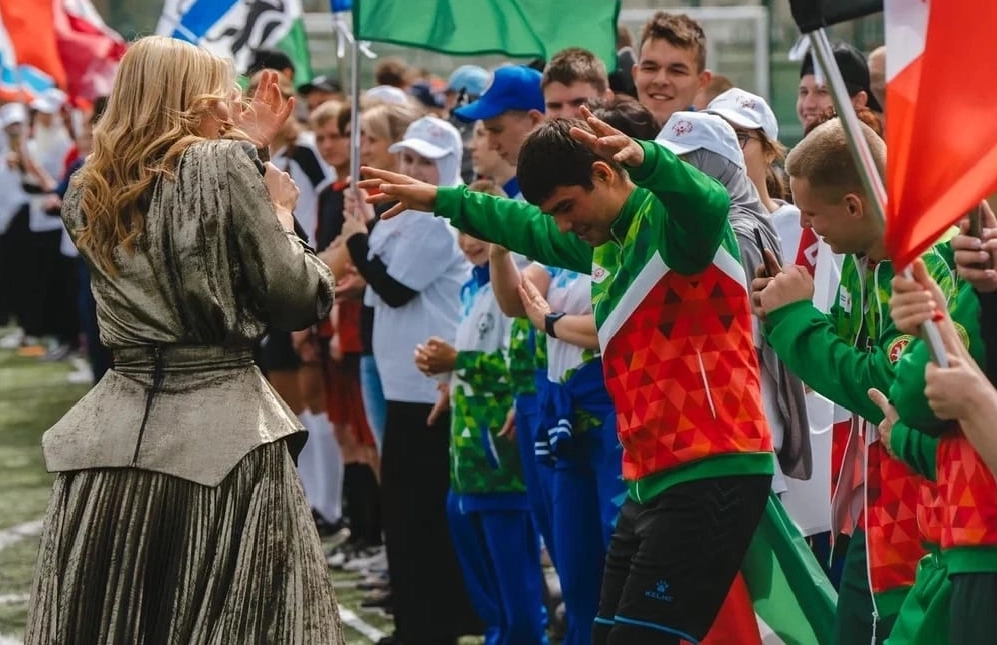 Поприветствовала ребят своей зажигательной песней и певица Кристина.