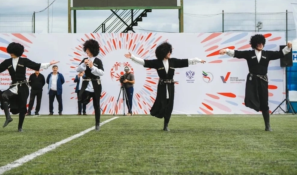 Гостей встретил местный танцевальный ансамбль.