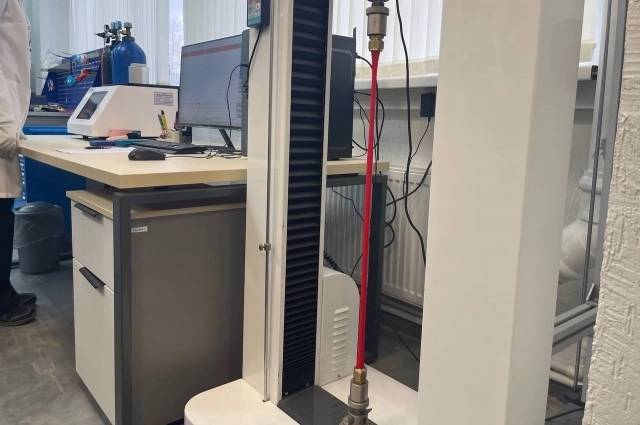 Трубу растягивают специальным устройством.