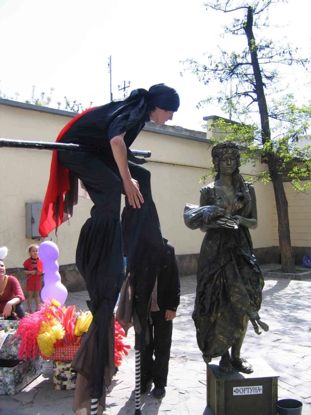 Ходулисты — участники всех праздников в Евпатории. И мировым рекордом отметились! 