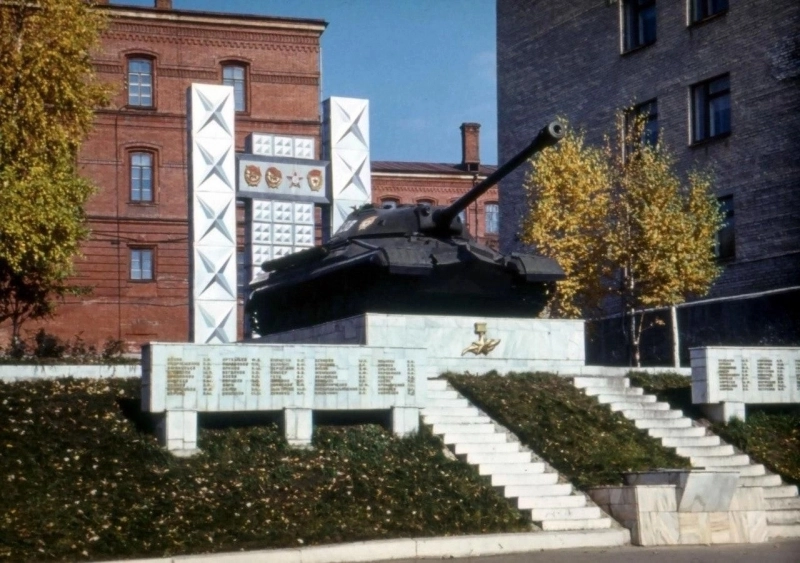 Так памятник-танк выглядел изначально.