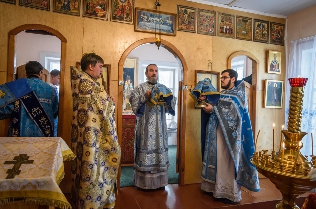 Небольшой храм в селе был всегда, но теперь строится новый.