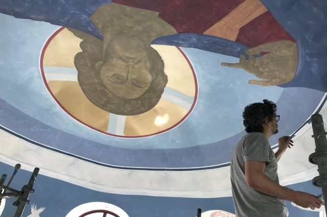 Иван Сторчак расписывает купол храма