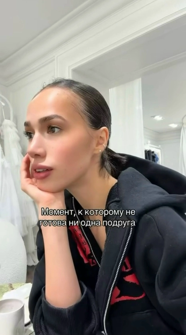 Спортсменка в свадебном салоне.