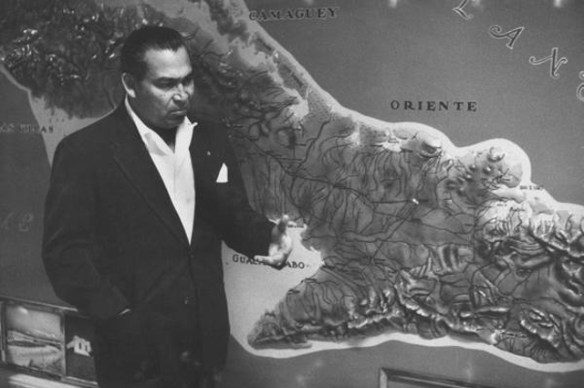 Батиста в марте 1957 у карты гор Сьерра-Маэстра, где часть повстанцев Фиделя Кастро были задержаны.