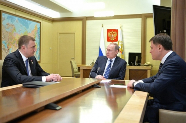 Владимир Путин вместе с Владимиром Груздевым и Алексеем Дюминым. 