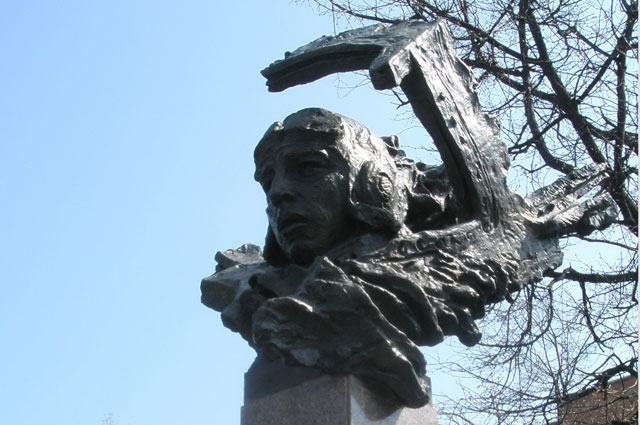 Памятник Екатерине Зеленко в Курске.