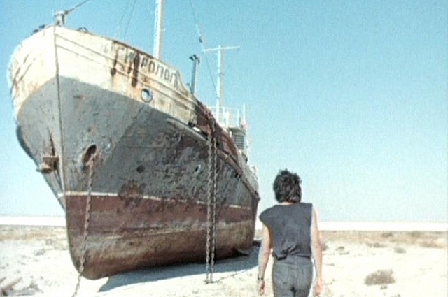Корабль, который Моро и Дина находят на территории Аральского моря, — это научно-исследовательское судно «Гидролог».