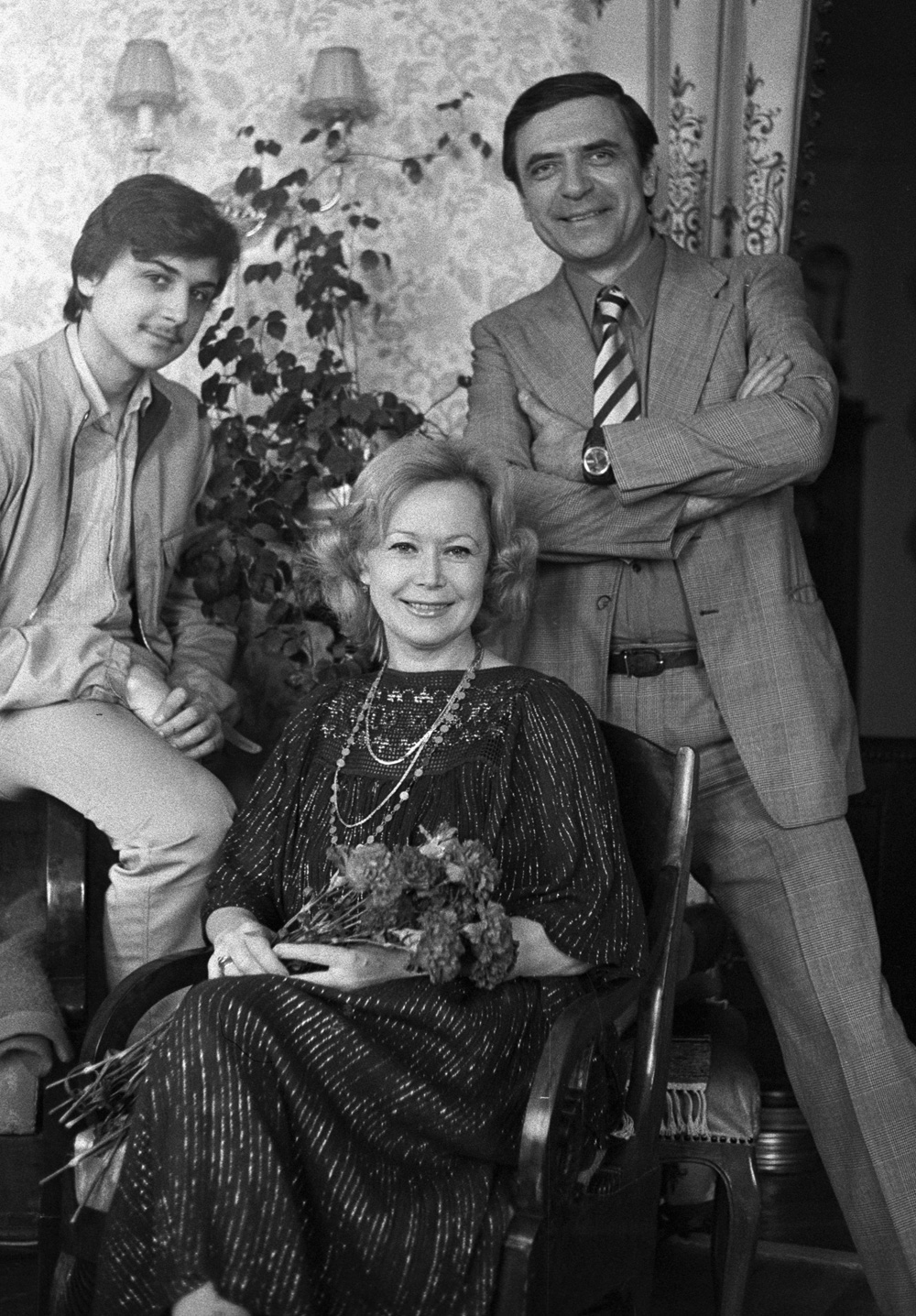 Светлана Немоляева и Александр Лазарев с сыном Александром. 1986 г.
