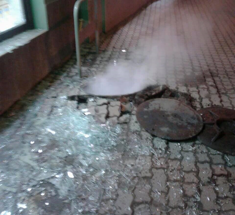 В результате вырвало канализационный люк, который разбил витрину аптеки.