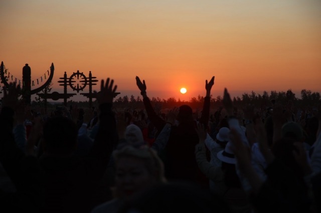Обряд встречи солнца на Ысыахе Туймаады в Якутске.