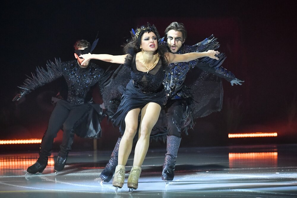 Фигуристка Маргарита Дробязко в роли Одиллии во время премьеры балета на льду «Лебединое озеро».
