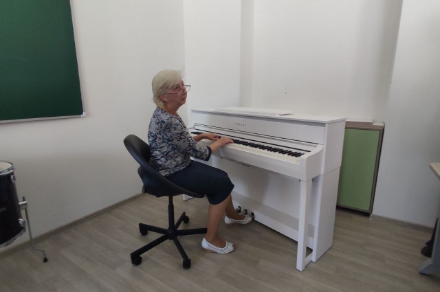 Школа приобрела рояль-синтезатор за 400 тысяч рублей.