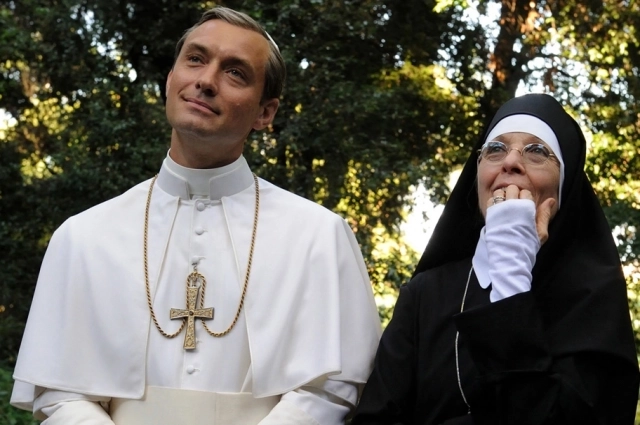 Джуд Лоу в роли Папы Римского.