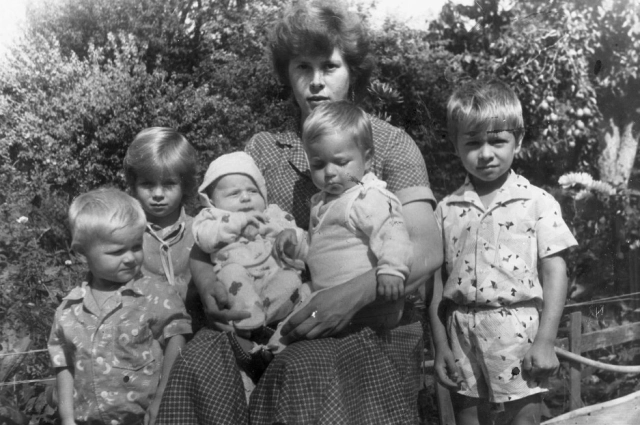 Надежда Алексеевна Осяк с детками, 1986 год.