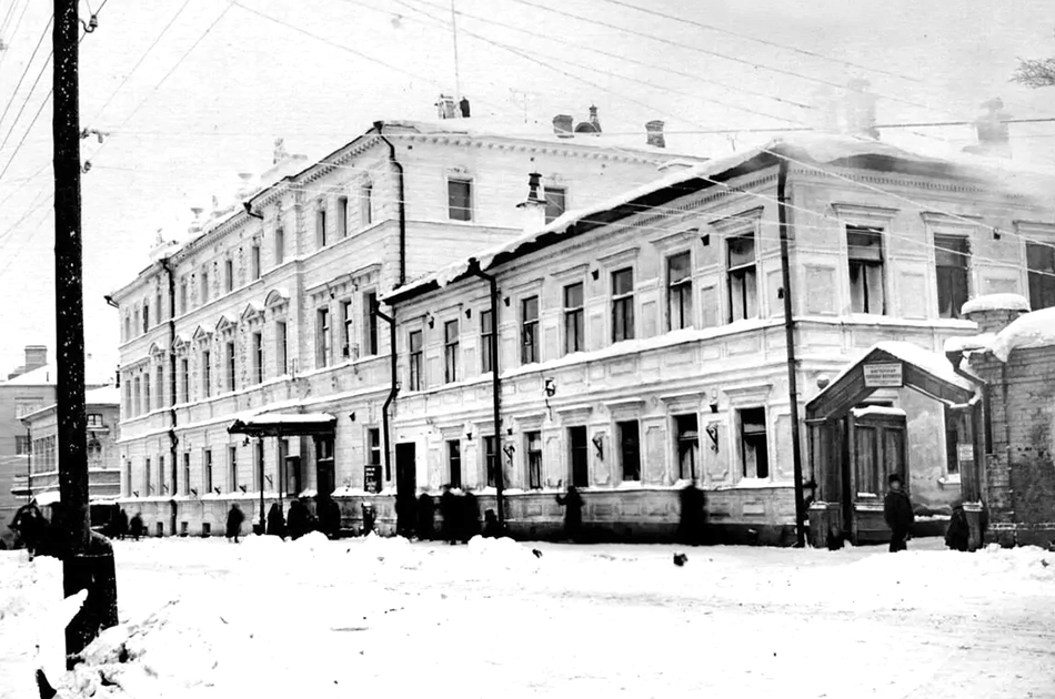 В старом здании театра на улице Грузинской в годы войны не было отопления, и температура в зале зимой едва поднималась выше +10.