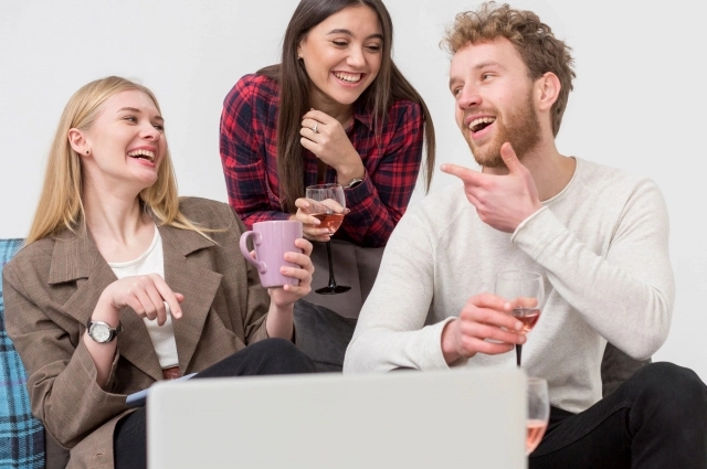 Молодые люди общаются со сврестниками и формируют свою точку зрения. 