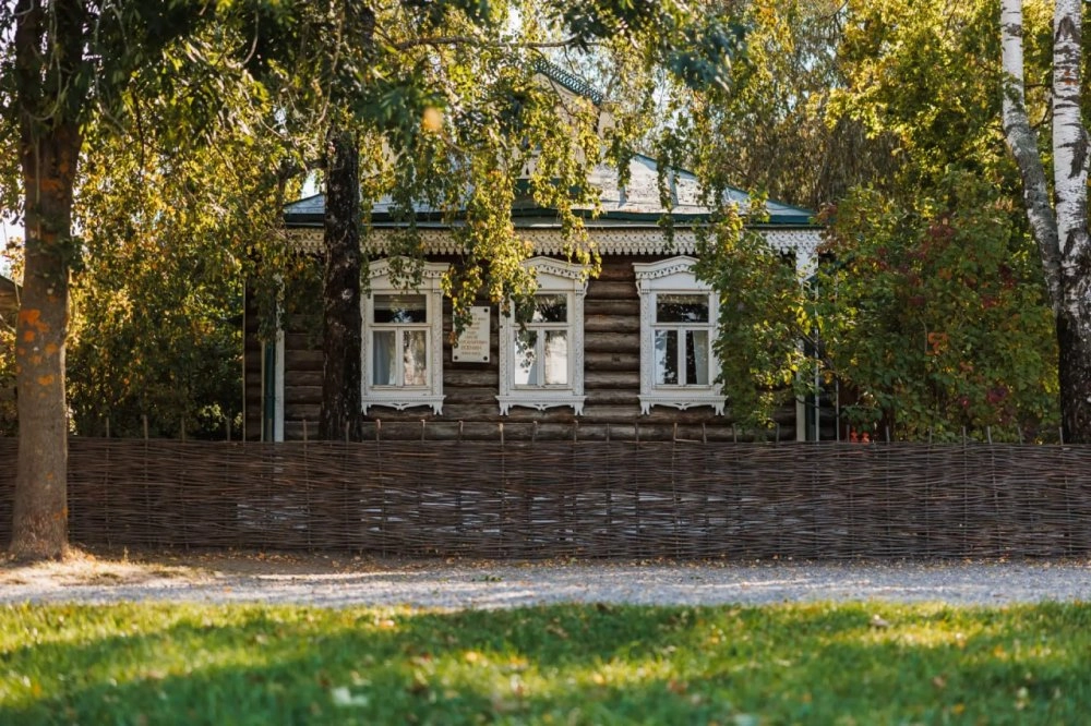 Маленьких домик семьи Есениных ничем не отличался от других домов в селе.