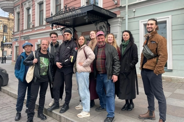 Труппа театра «У Моста» выезжает в другие страны ради подготовки спектаклей. 