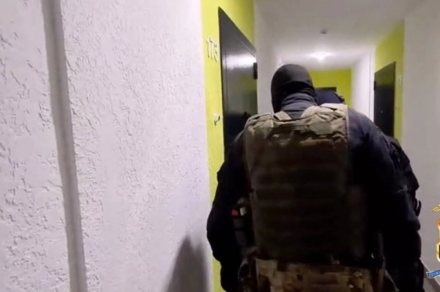 Фотография сделана во время задержания фигурантов уголовного дела.