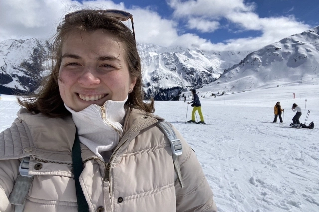 Девушка регулярно путешествует с семьй. Фото сделано в Альпах, недалеко от Монблана