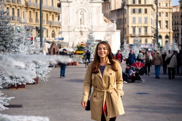 Девушка регулярно ездит в разные города Франции, на фото Марсель