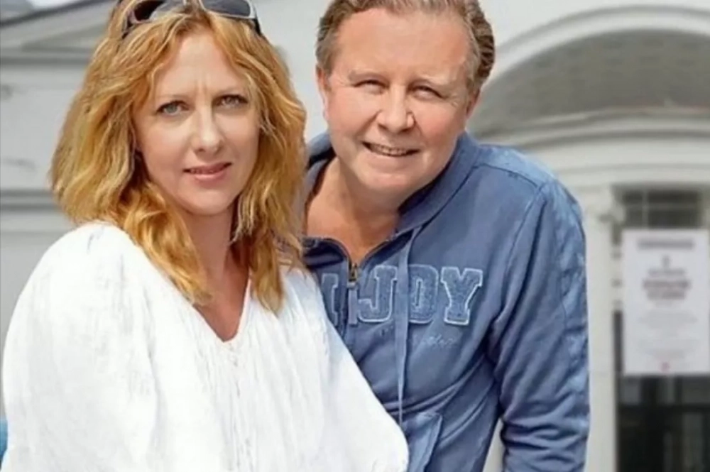 В 1992 году у супругов родился единственный сын Денис. Елена в то время стала востребованной популярной актрисой и была постоянно занята, поэтому воспитанием мальчика занимался отец