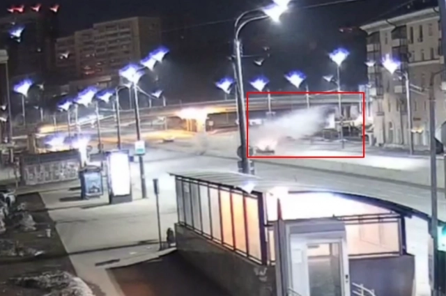 Момент столкновения автомобиля с бетонным ограждением.