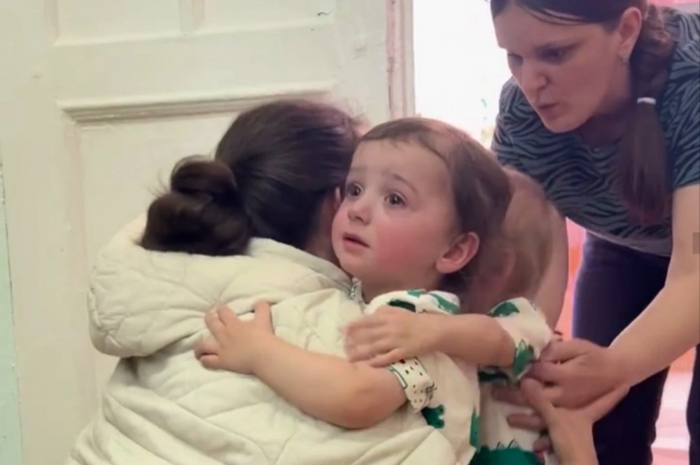 Из детсада пока детей забирают в слезах.