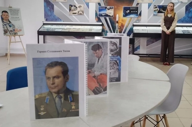 Книги в дар музею преподнесли генерал-майор Ю. Д. Суда- ков и лётчик-космонавт СССР, дважды Герой Советского Союза Ю. В. Романенко.