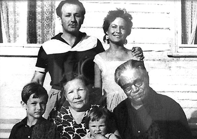 Пётр Градов, Изида, Андрей и Таня Градовы, Тани Юн и Иоаким Максимов-Кошкинский.
